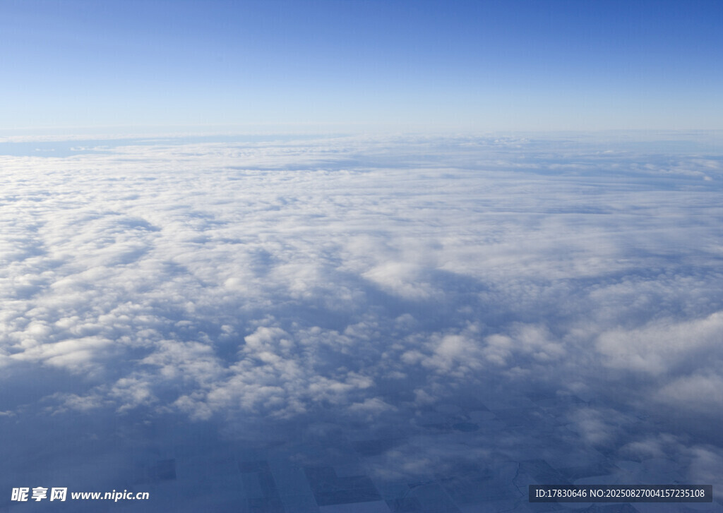 高空俯瞰云海壮丽景观