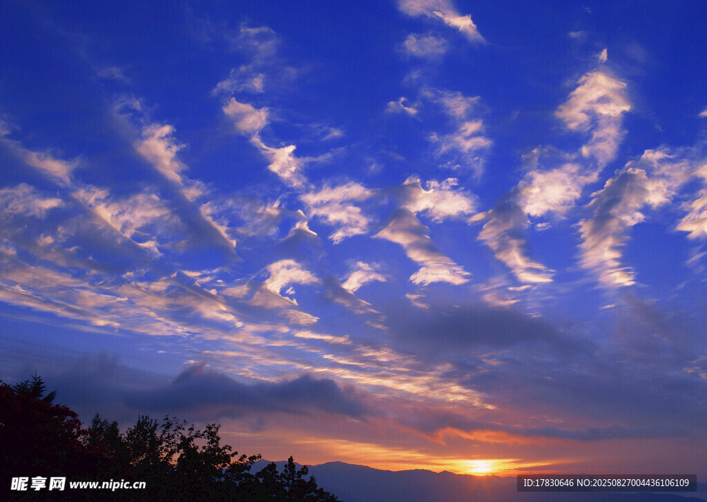 日落时分的绚烂天空