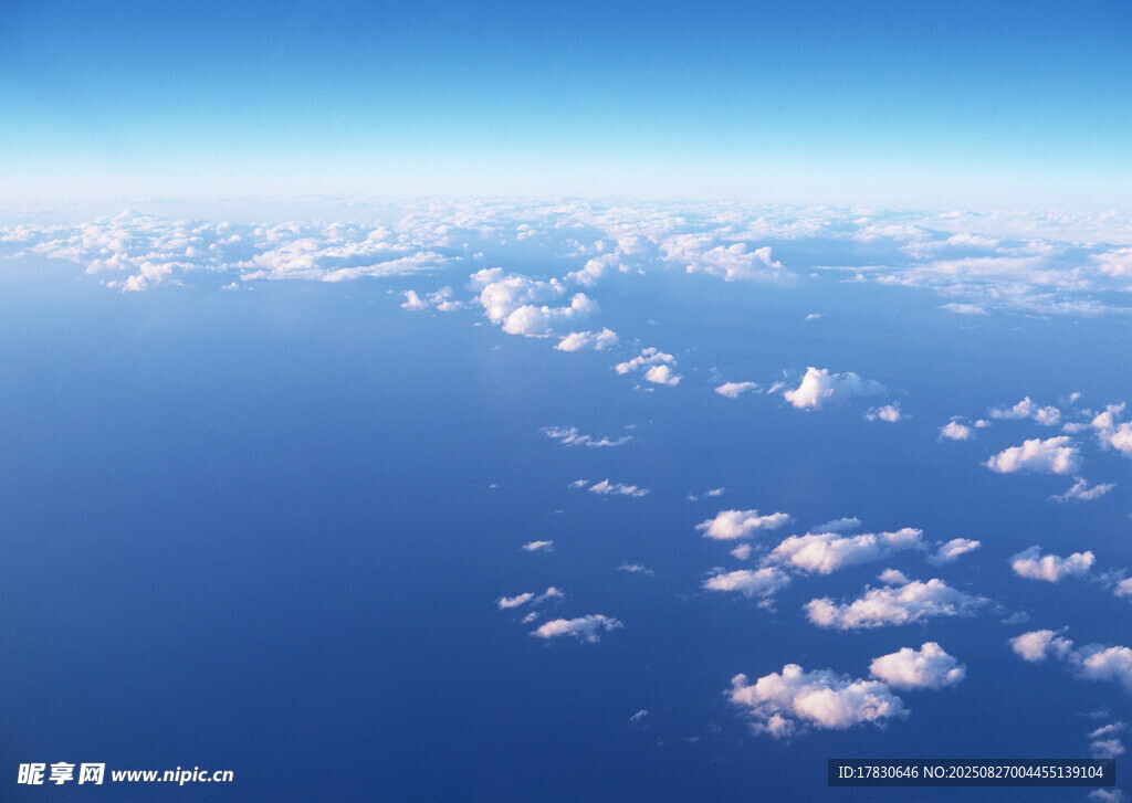 高空俯瞰云海与蓝色海洋