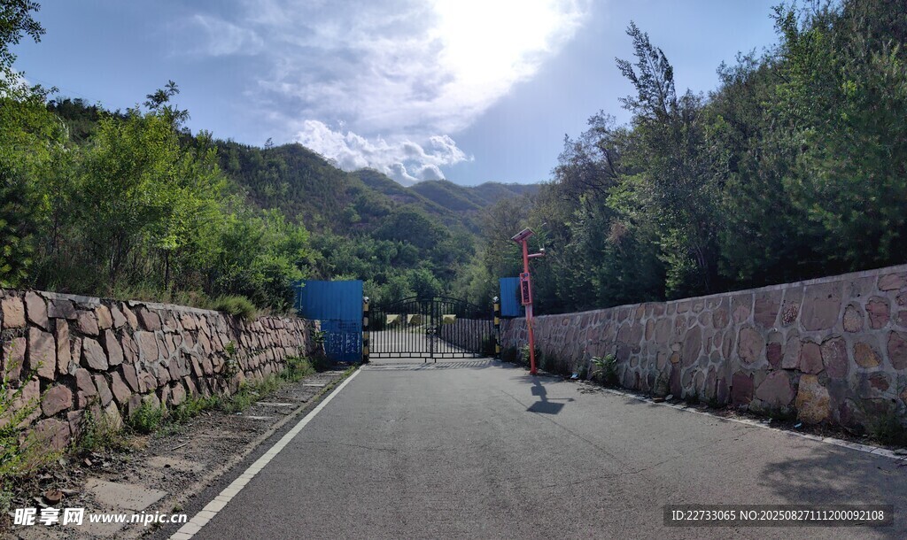 山间路景