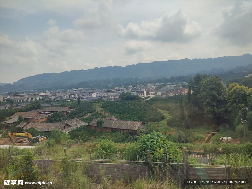 乡村远景山峦环绕的村落