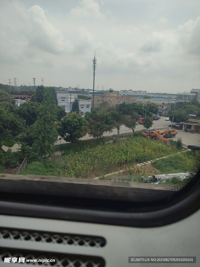 车窗外的小镇风景