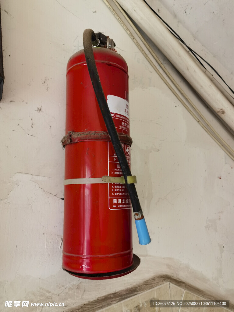 墙上悬挂的红色灭火器