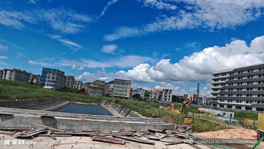 城市在建工地与蓝天白云