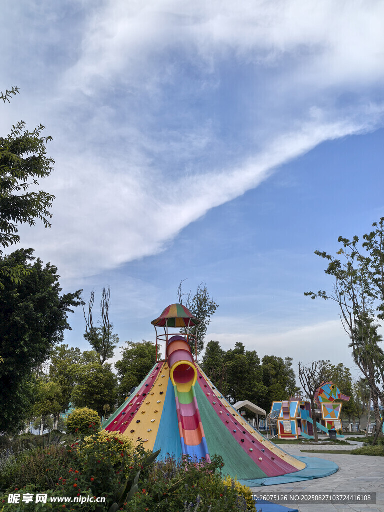 多彩游乐园滑梯景观