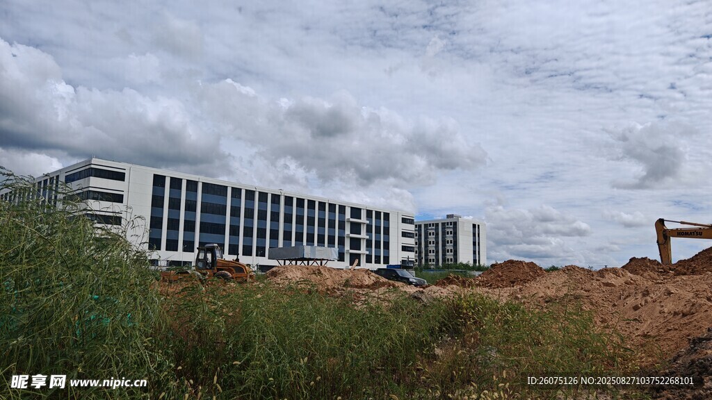 郊外在建工地与远处现代化建筑群