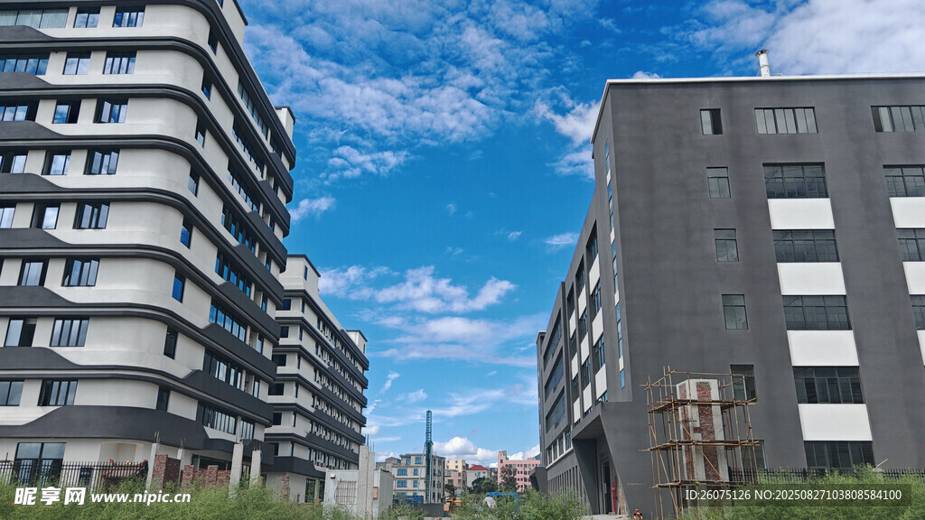 现代城市中的高层住宅楼