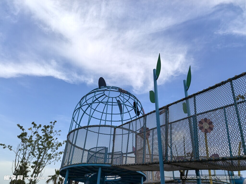户外独特造型游乐设施