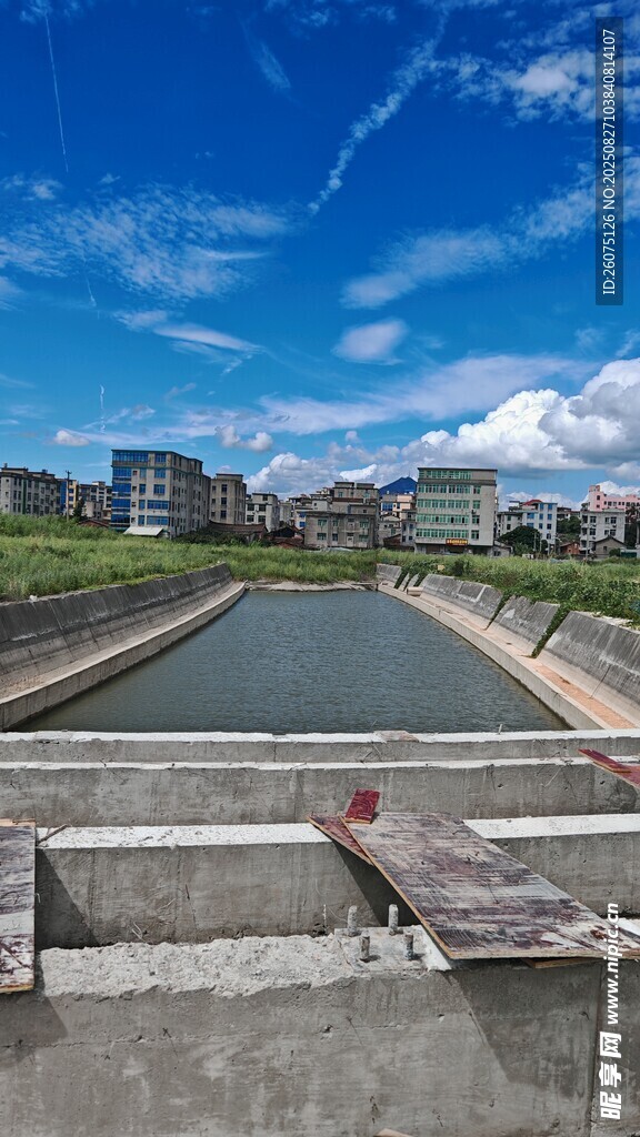 城市边的宽阔河道景观