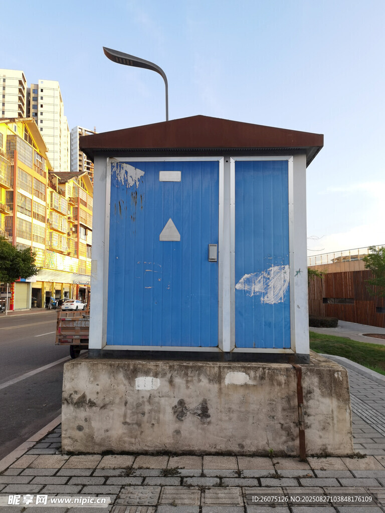 街边蓝色户外变电箱