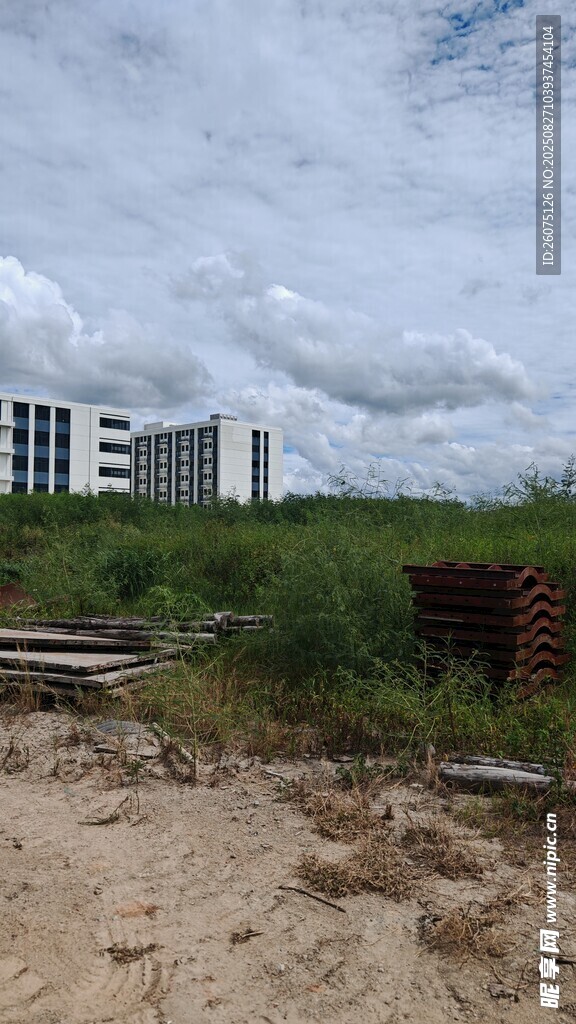 荒废场地与远处建筑景观