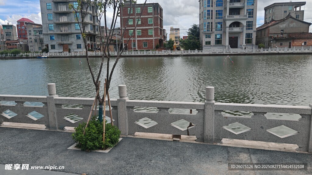 河畔城镇景致