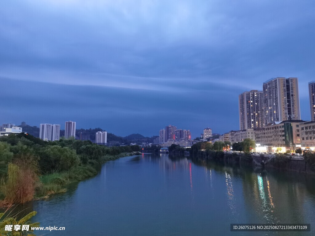 城市河畔黄昏美丽景致