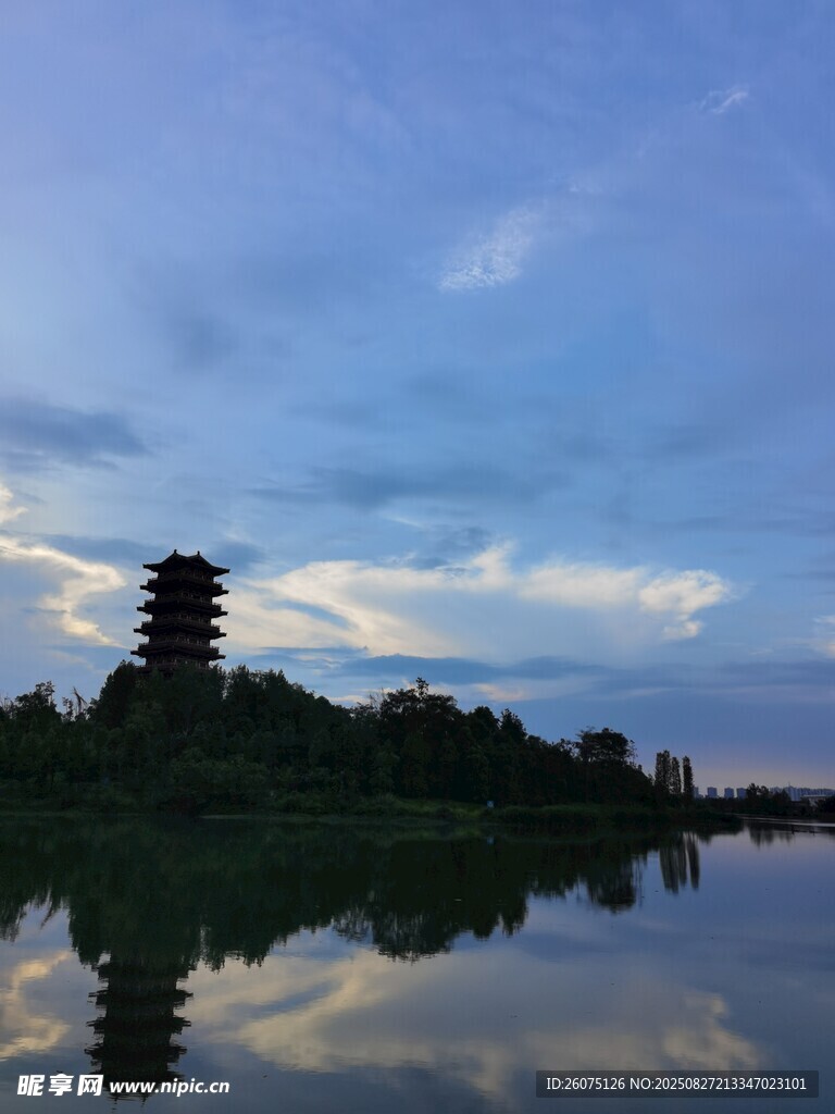 湖畔古塔映晚霞
