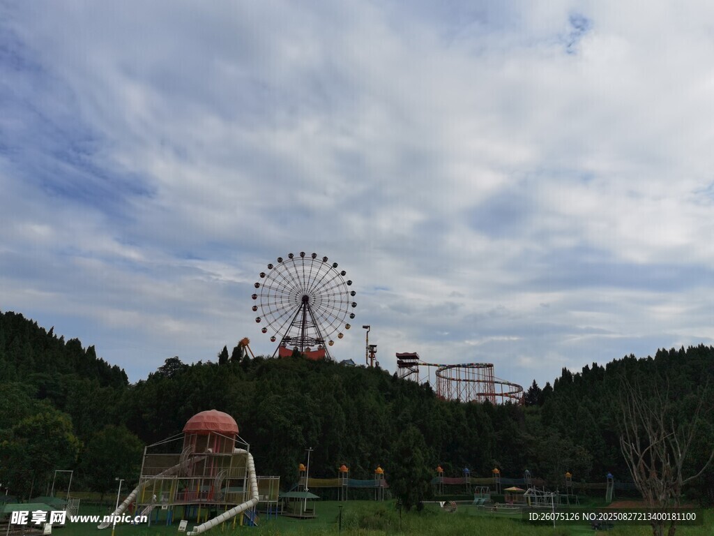 游乐园与远处的摩天轮景观