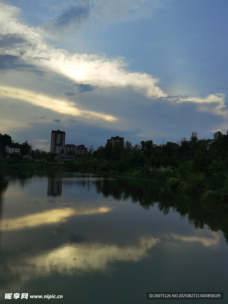 湖畔黄昏水面倒影美景