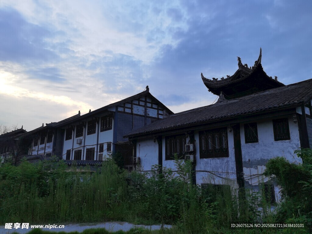 古旧中式建筑荒草相伴