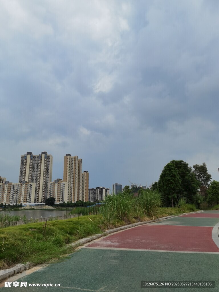 城郊休闲步道与远处高楼