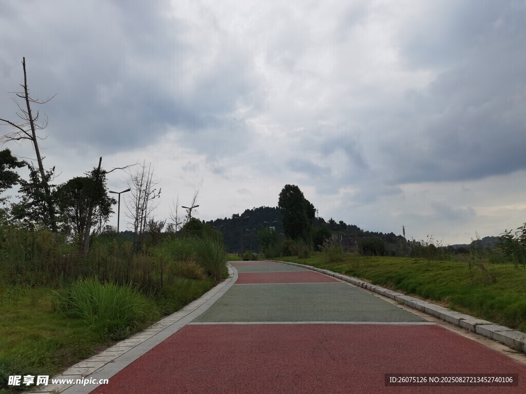 乡村彩色步道风景宜人