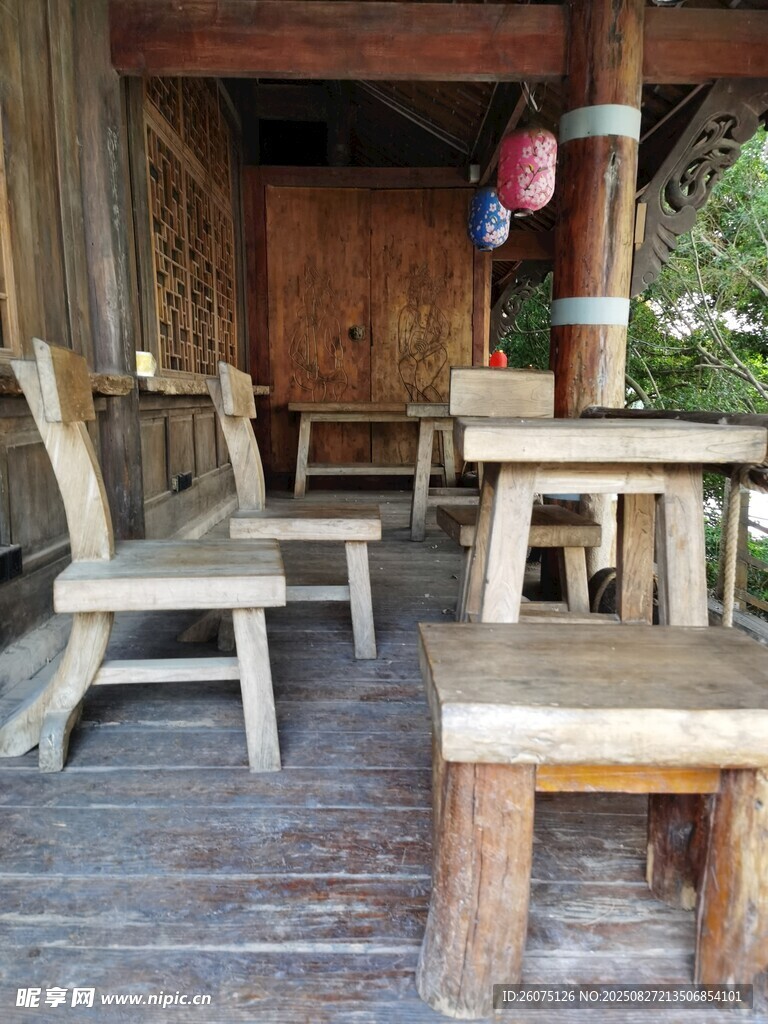 木质户外休闲桌椅组合场景