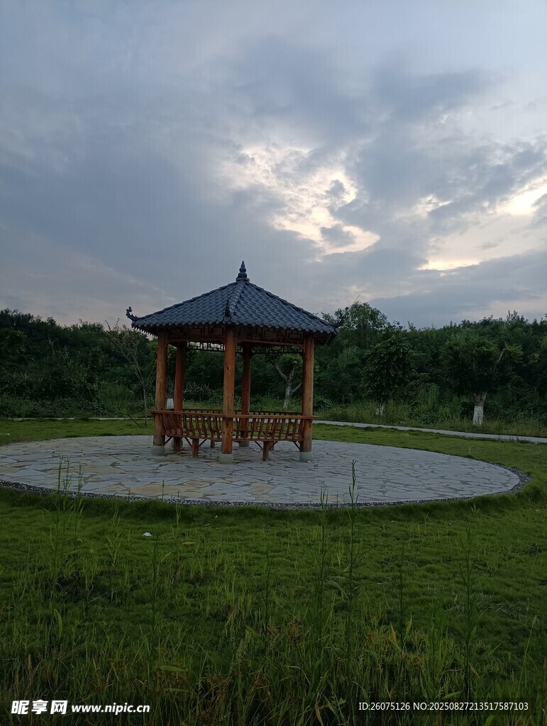 黄昏草地中的古风凉亭