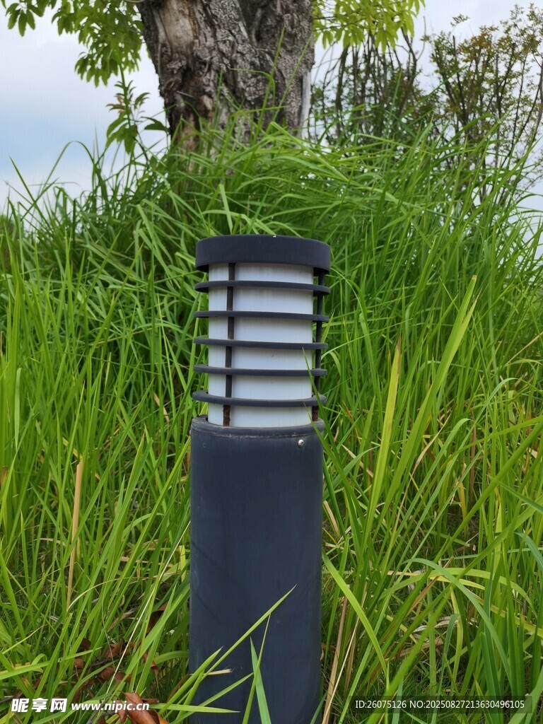 草地中的简约户外地灯