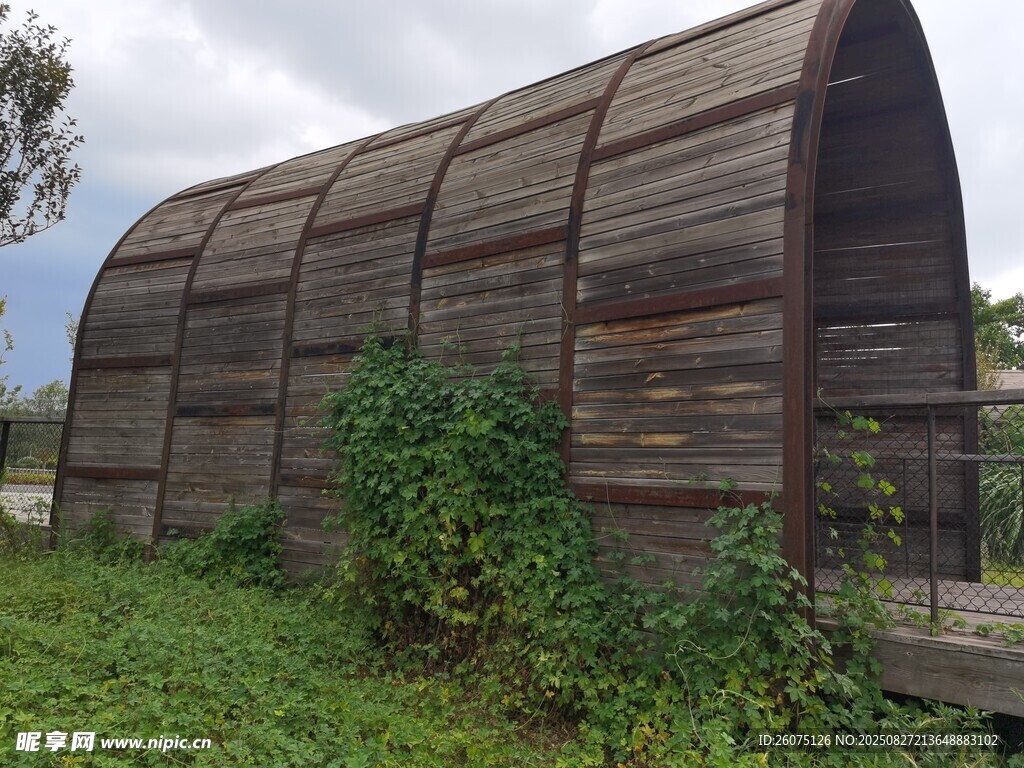 野外木质拱形小屋与绿植
