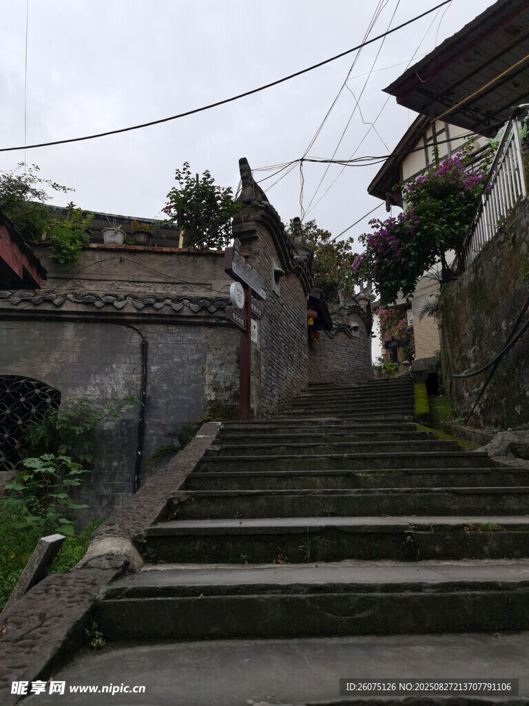 古巷石阶静谧古镇景致