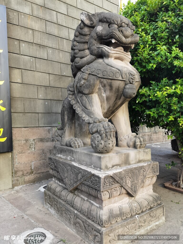 传统石狮子雕像