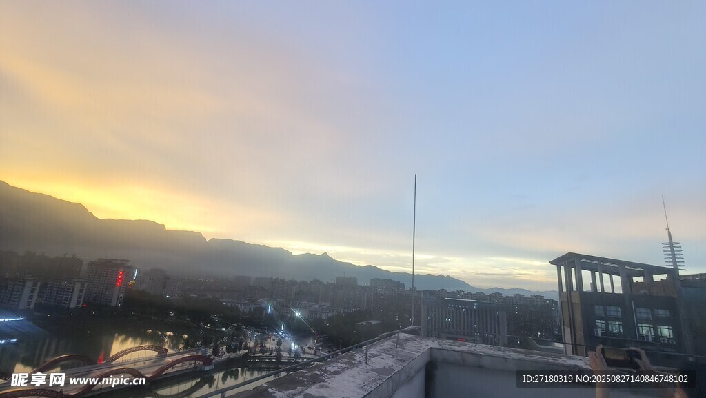 黄昏下的城市与远山景色