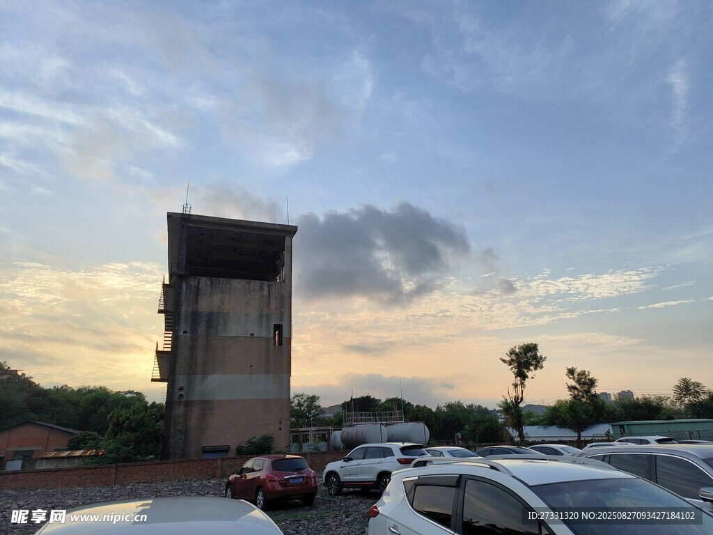 黄昏下的停车场景观