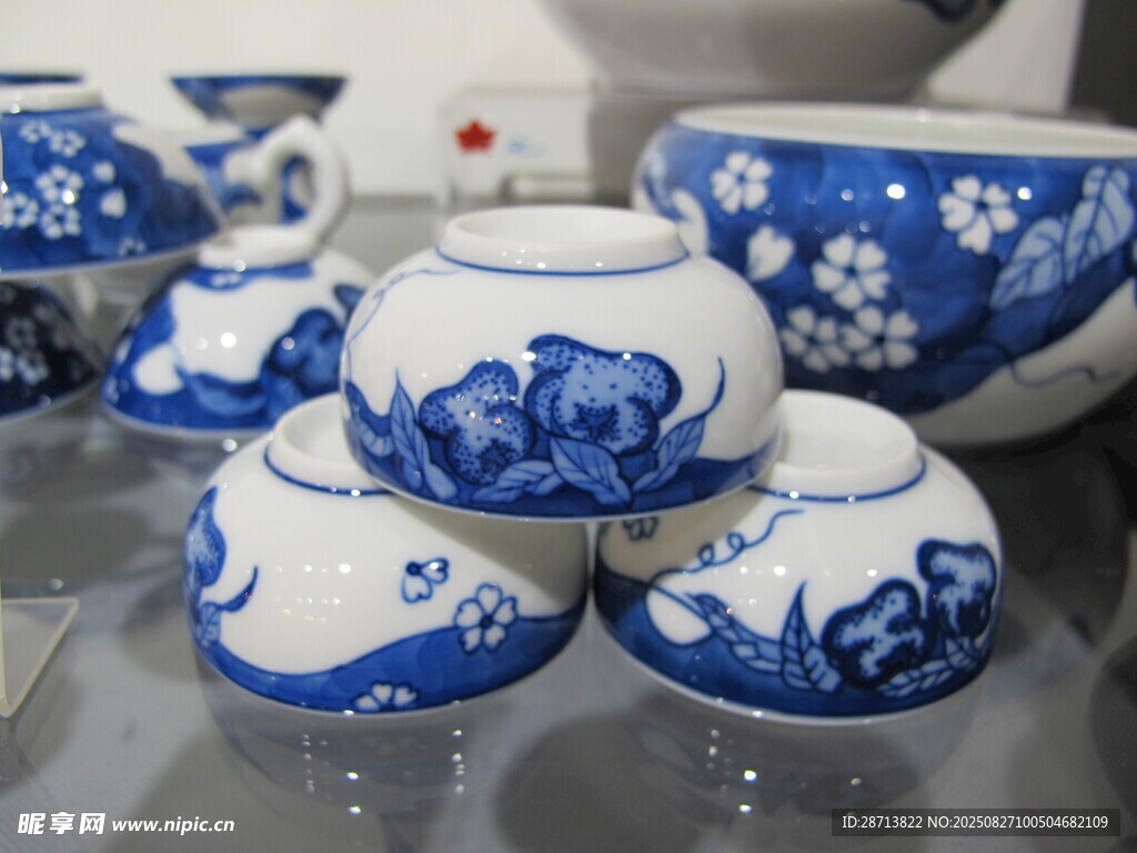蓝白青花瓷摆件