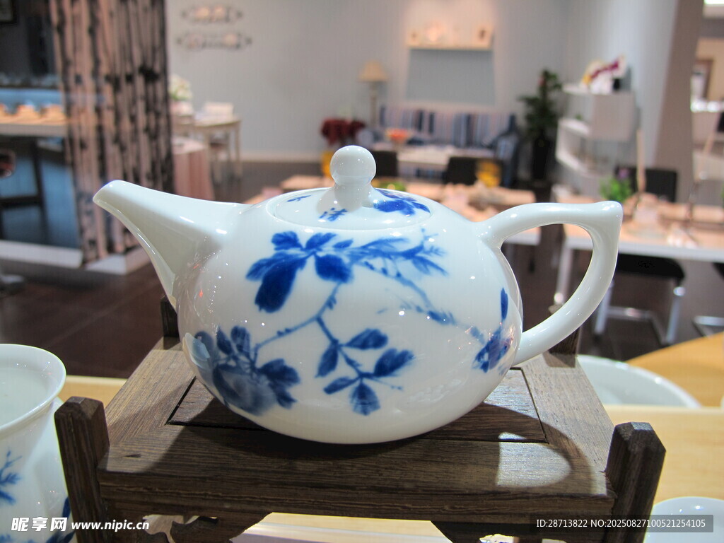 青花瓷茶壶
