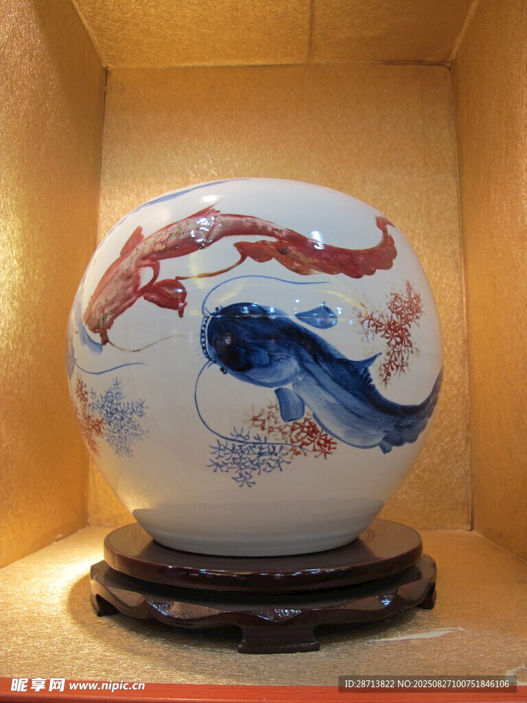 精美双鱼瓷瓶