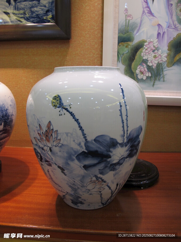 荷花青花瓷罐
