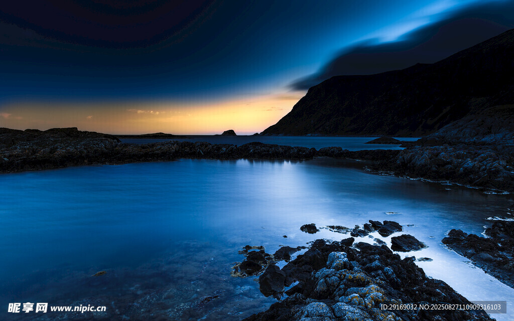 夜幕下宁静的湖畔美景