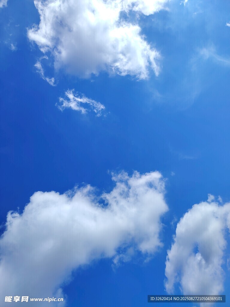 蓝天飘白云的美丽景致