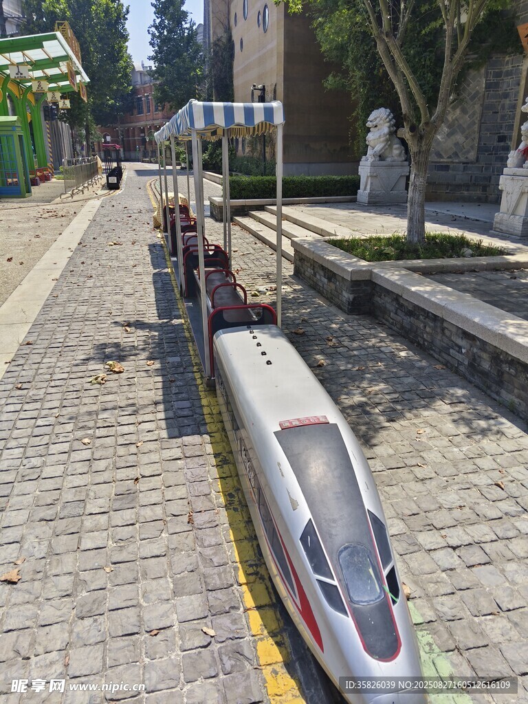 户外展示的流线型列车模型小火车