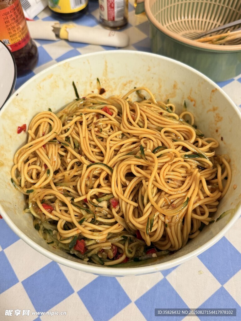大碗美味凉拌面