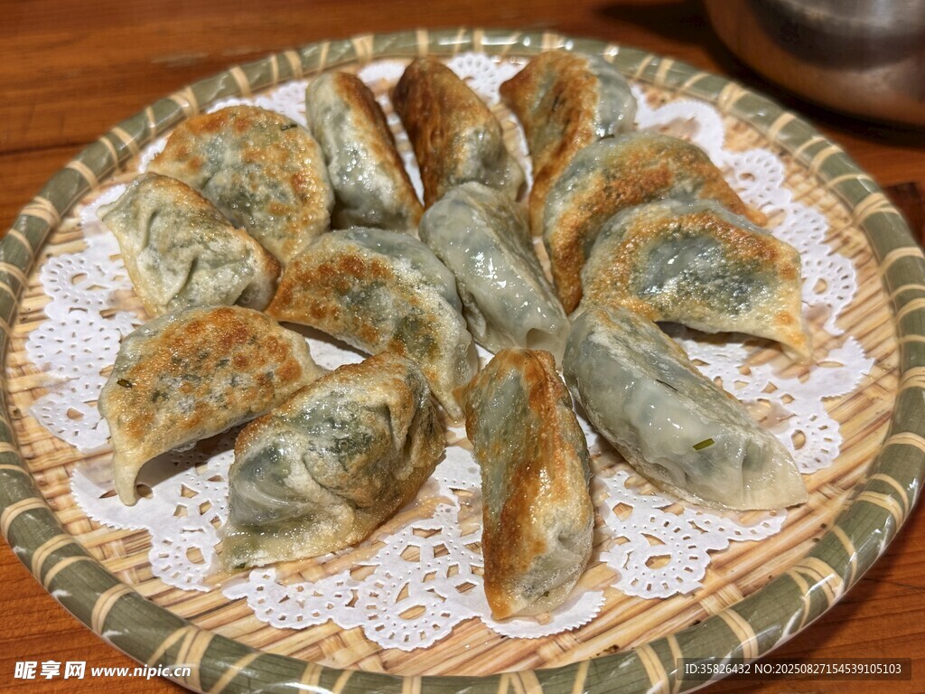 精美盘装特色韭菜饺子