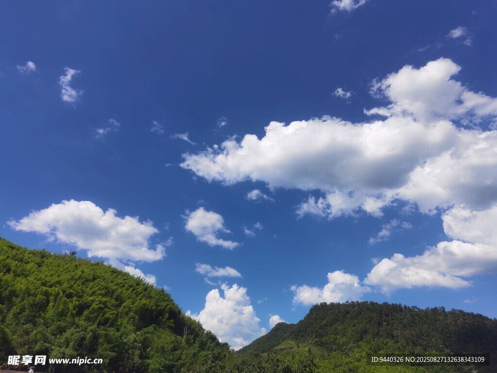蓝天白云下的青山美景