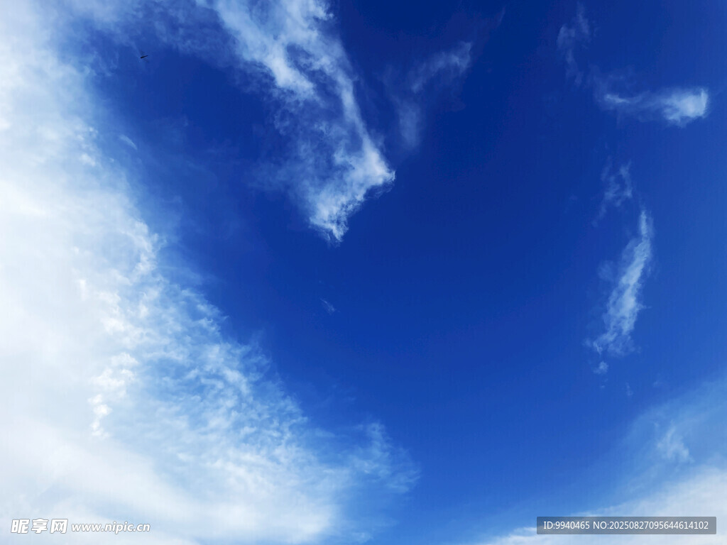 蔚蓝天空中的轻柔白云