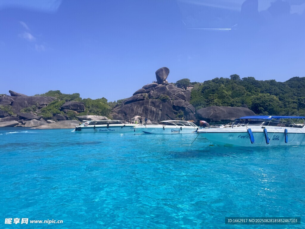 美丽海岛蓝色清澈海域