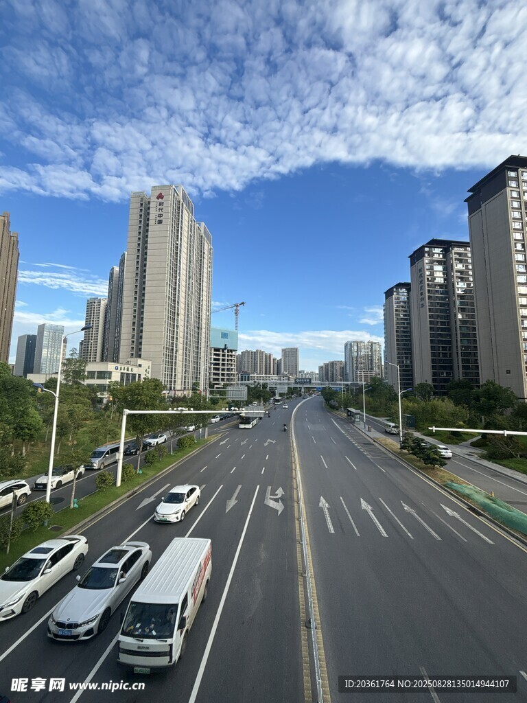 城市宽阔道路与林立高楼