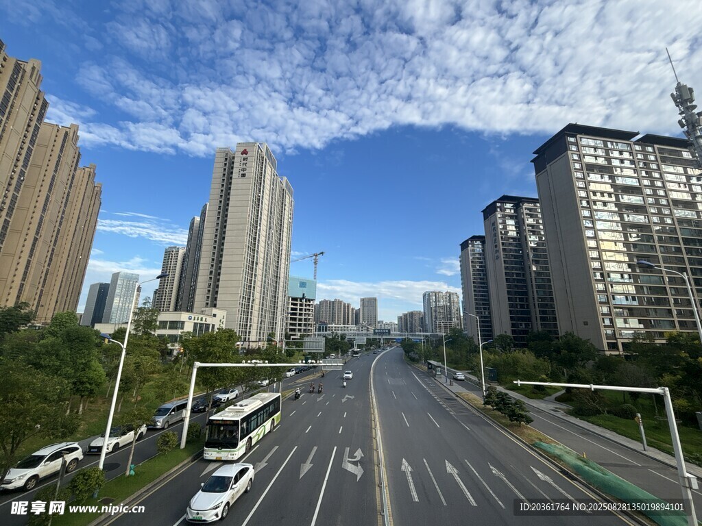 城市宽阔道路与高楼景观