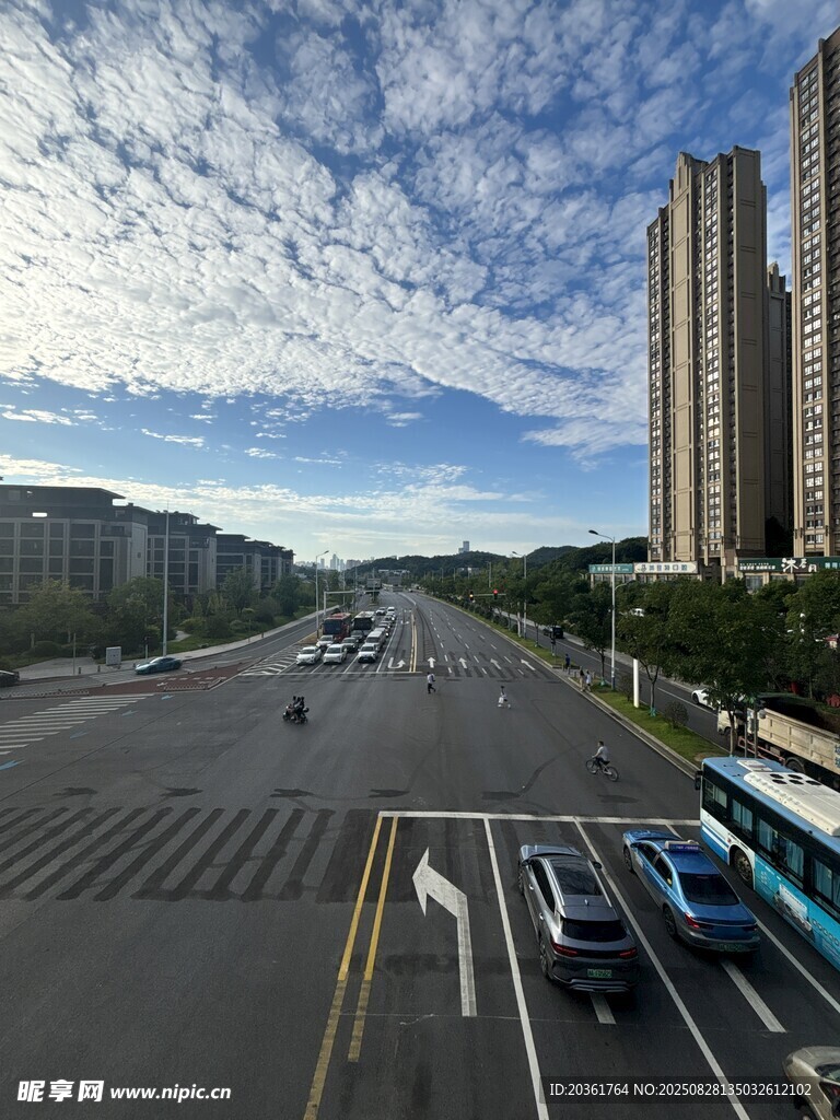 城市宽阔道路与高楼景观