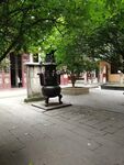 开福寺  古鼎置于绿荫街道中