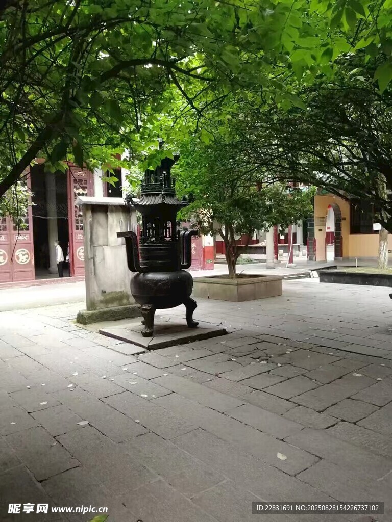 开福寺  古鼎置于绿荫街道中
