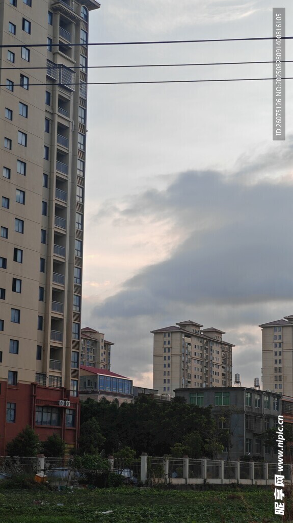 城市天际线高楼与云朵