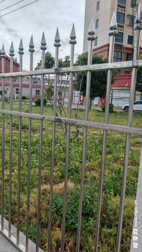 不锈钢围栏与绿植景观